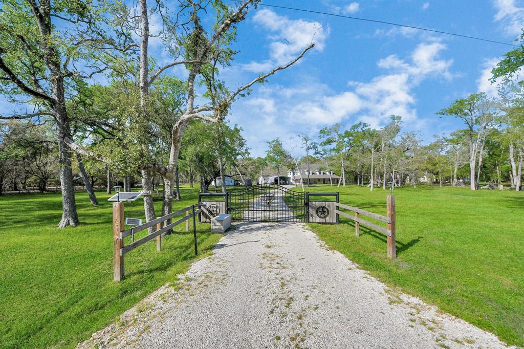 20202 Deer Run Road, Damon, Texas image 2