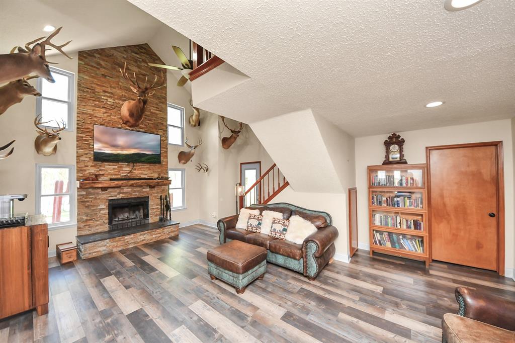 20202 Deer Run Road, Damon, Texas image 12