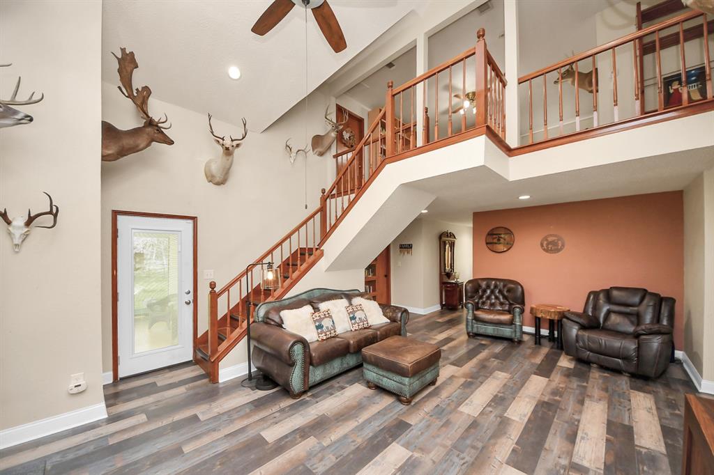 20202 Deer Run Road, Damon, Texas image 11