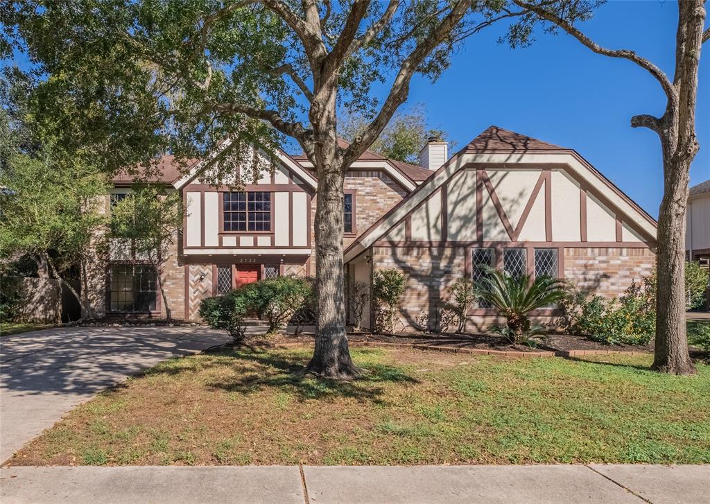 2722 Carmel Woods Drive, Seabrook, Texas image 1