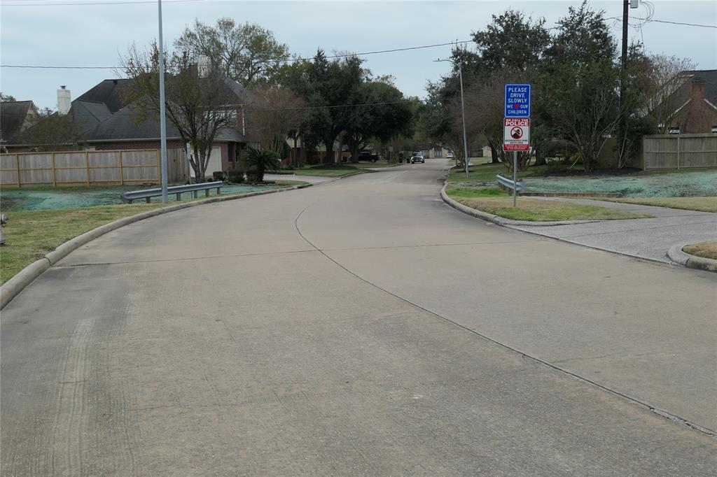 219 Mossey Oak Drive, Baytown, Texas image 2