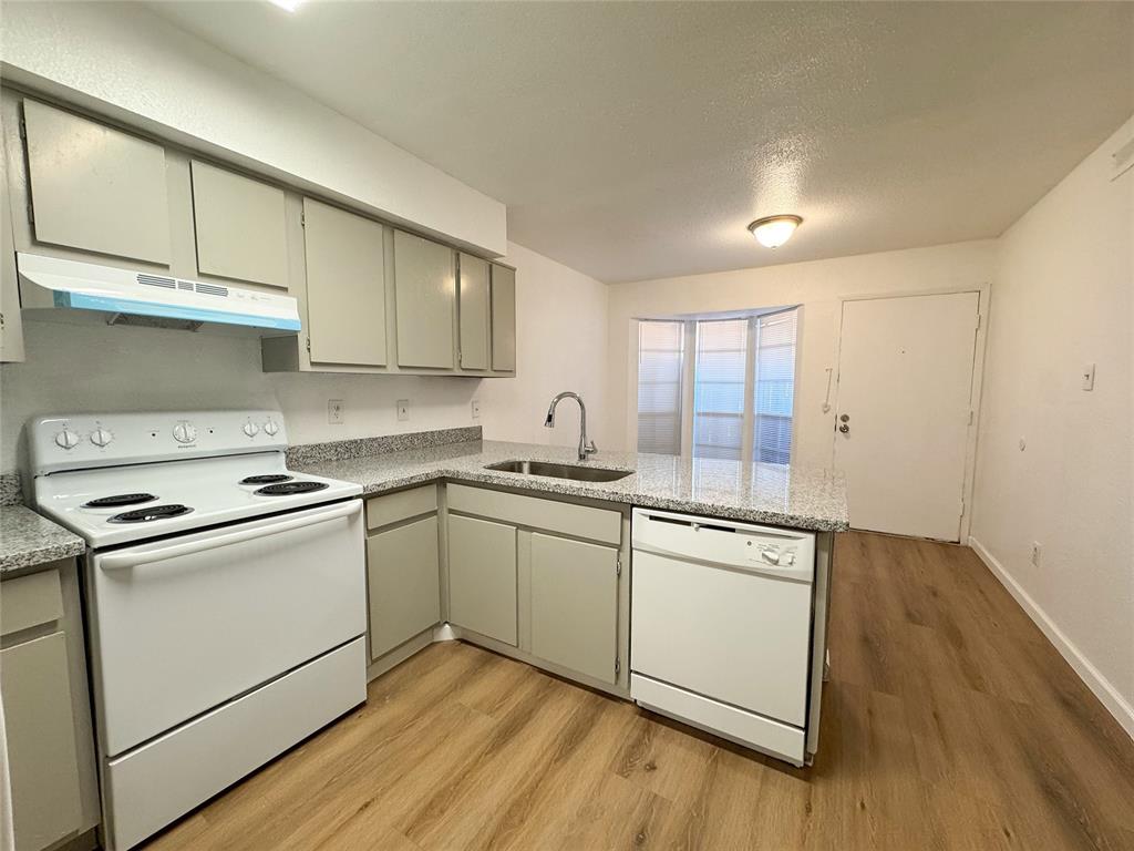 9201 Clarewood Drive #10, Houston, Texas image 2