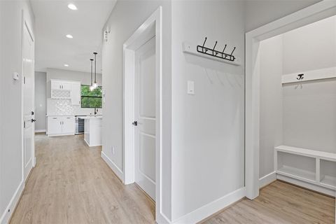 Photo of 806 E 39th Street St, Houston, TX 77022 (MLS # 38282875)