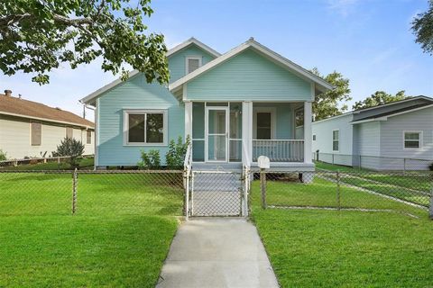 Photo of 4924 Avenue Q, Galveston, TX 77551 (MLS # 89837215)