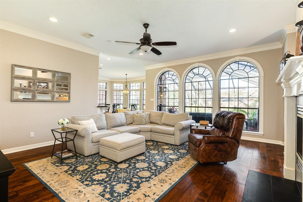 206 Cherrywood Drive, Lake Jackson, Texas image 3