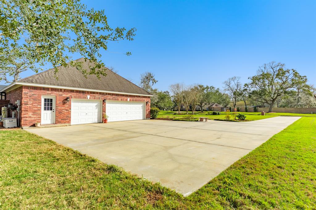 206 Cherrywood Drive, Lake Jackson, Texas image 9