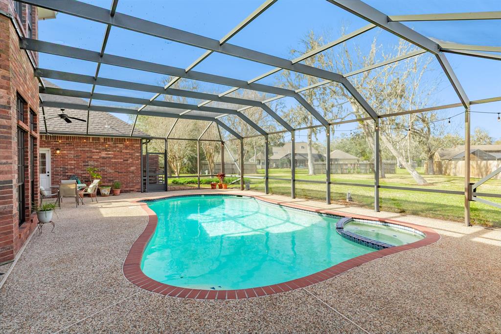 206 Cherrywood Drive, Lake Jackson, Texas image 2