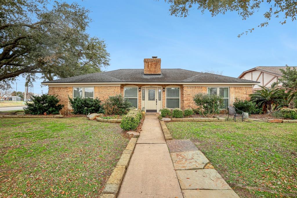 601 Browning Street, Angleton, Texas image 2