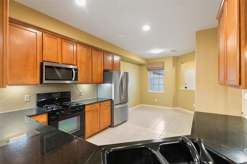 2919 Meadowglen Crest, Houston, Texas image 9