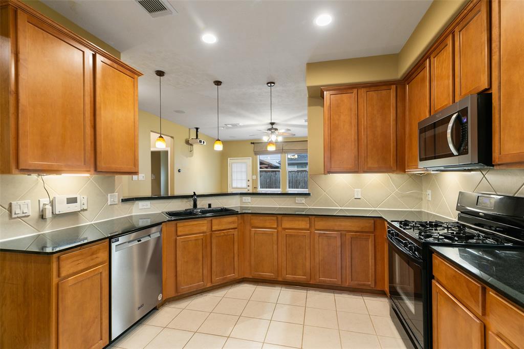 2919 Meadowglen Crest, Houston, Texas image 8