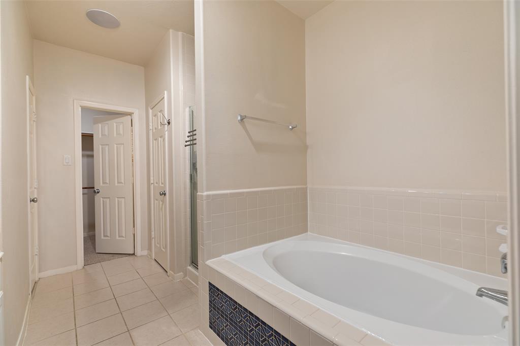 2919 Meadowglen Crest, Houston, Texas image 20