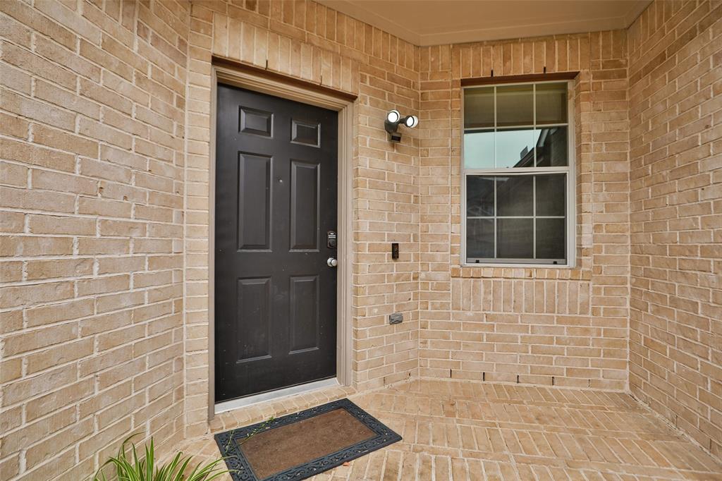 2919 Meadowglen Crest, Houston, Texas image 2