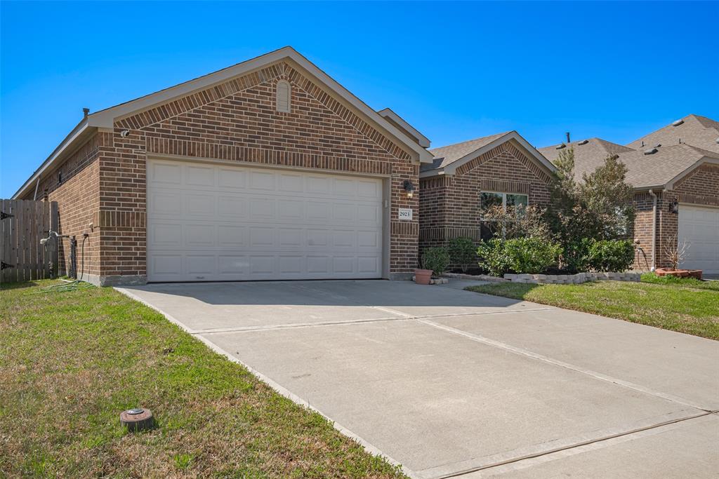 2923 Flying Horse Ln Lane, Dickinson, Texas image 2
