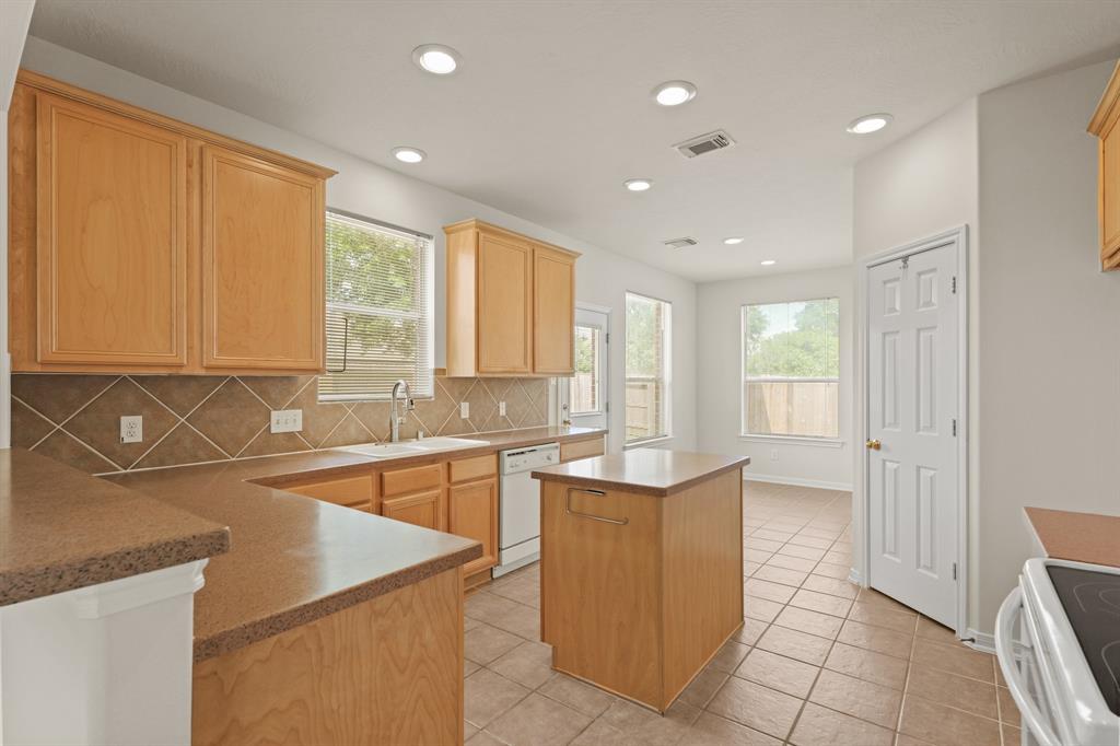 6727 Village Bridge Drive, Humble, Texas image 14
