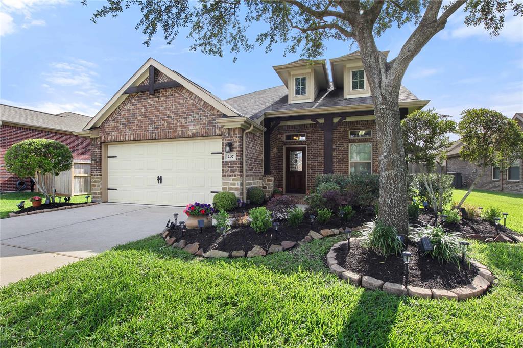 207 Echo Brook Lane, Dickinson, Texas image 1