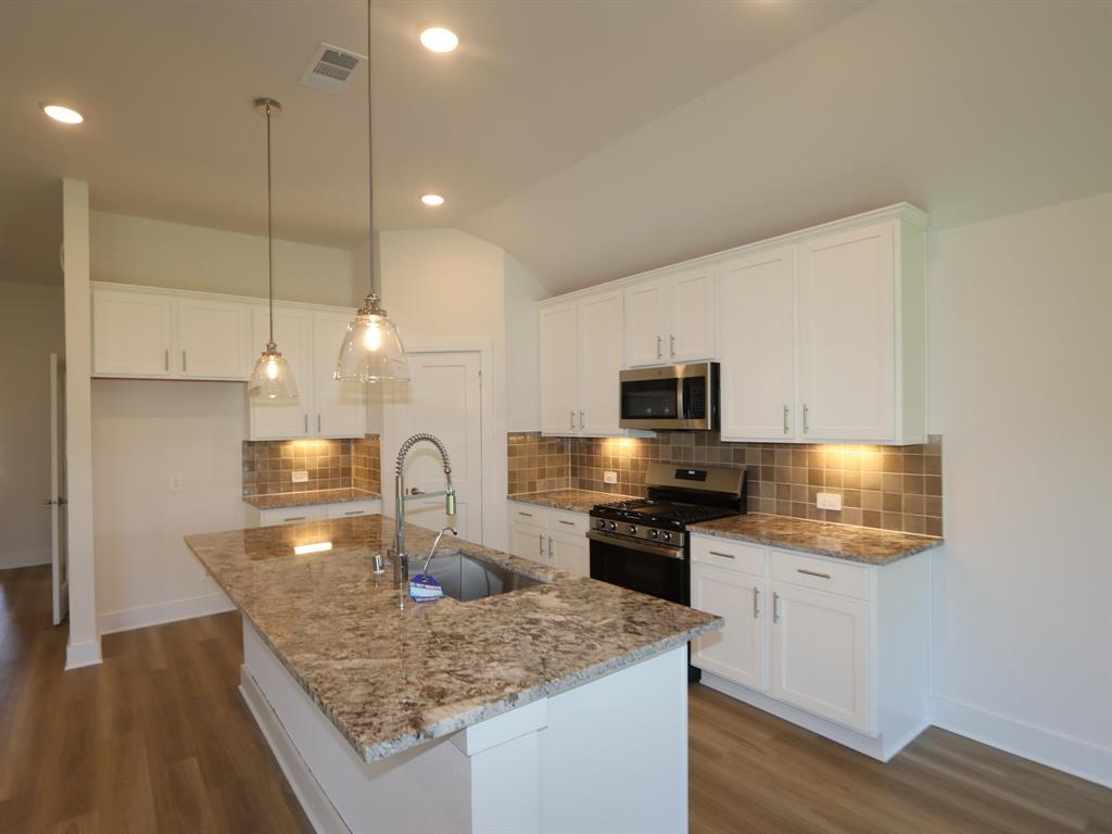 562 Bluebell Maiden Court, Magnolia, Texas image 2