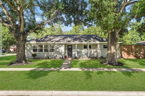 Single Family Residence in Houston TX 8501 Bob White Drive.jpg