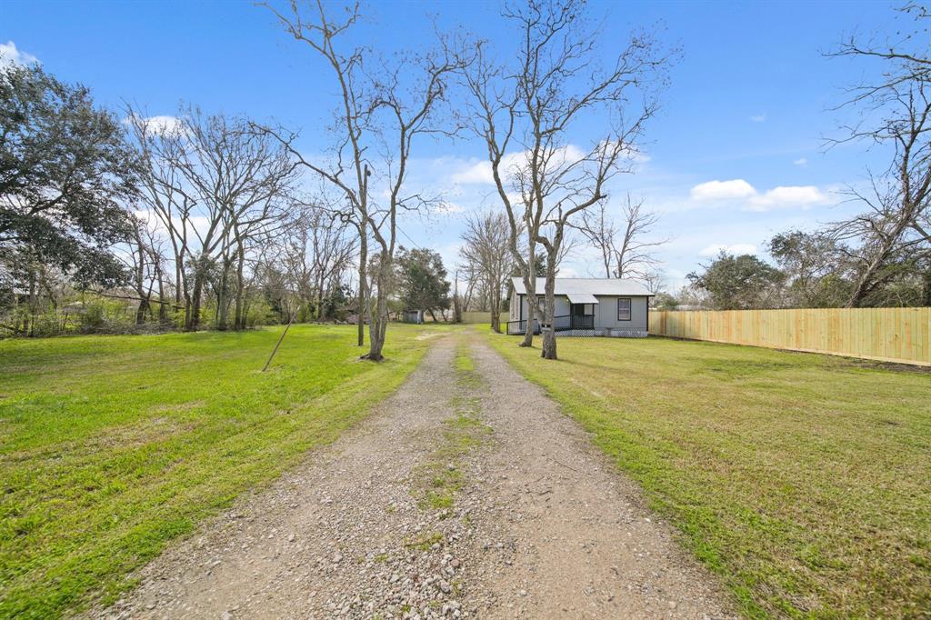 10021 Schanzer Road, Hitchcock, Texas image 4