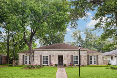Single Family Residence in Houston TX 10226 Holly Springs Drive.jpg