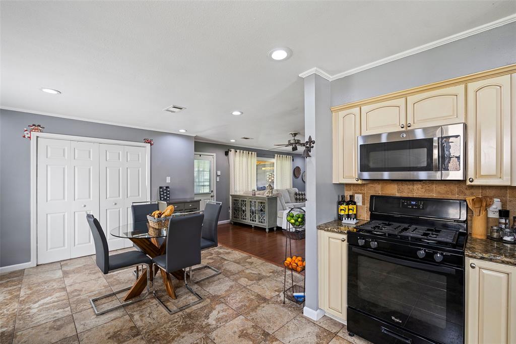 918 Hollow Tree Street, La Porte, Texas image 14
