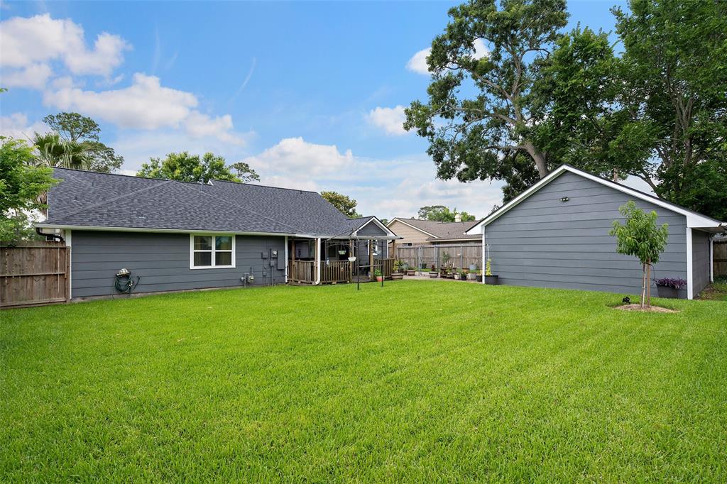 918 Hollow Tree Street, La Porte, Texas image 32