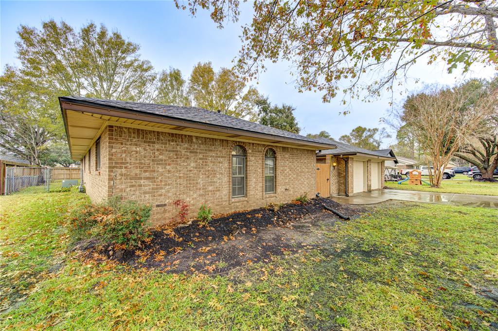 2106 Crestwood Drive, Richmond, Texas image 2