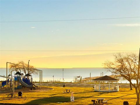 Photo of 727 N Bayshore Drive, La Porte, TX 77571 (MLS # 70445990)