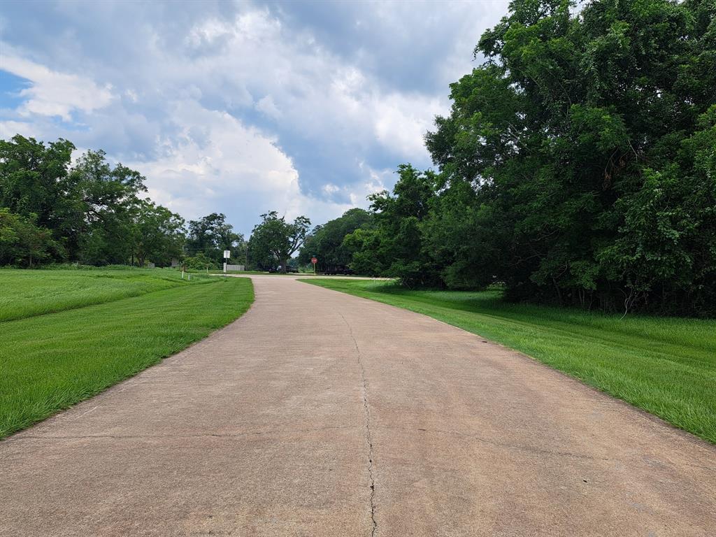 101 Cattle Drive Trail, Angleton, Texas image 8