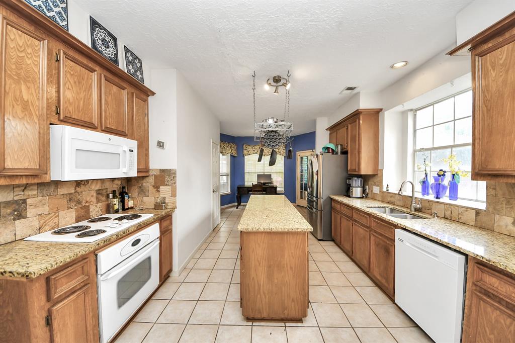 2707 Alderleaf Place, Spring, Texas image 13