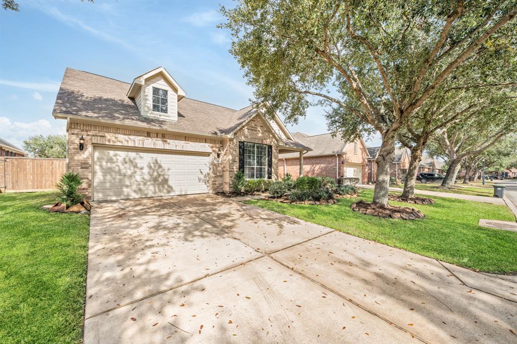 2314 S Venice Drive, Pearland, Texas image 2