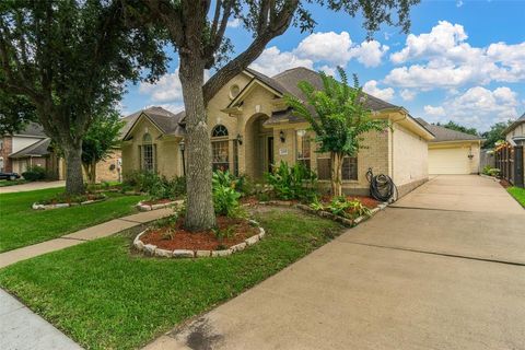 Single Family Residence in Pasadena TX 4210 Tree Top Drive 2.jpg