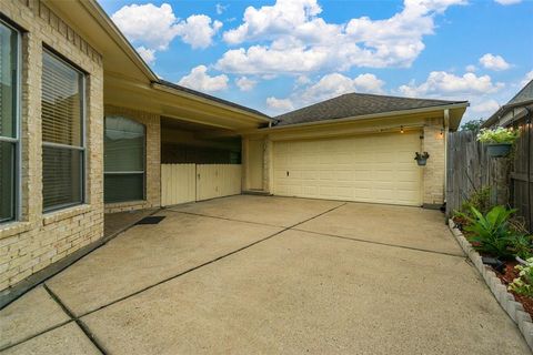 Single Family Residence in Pasadena TX 4210 Tree Top Drive 25.jpg