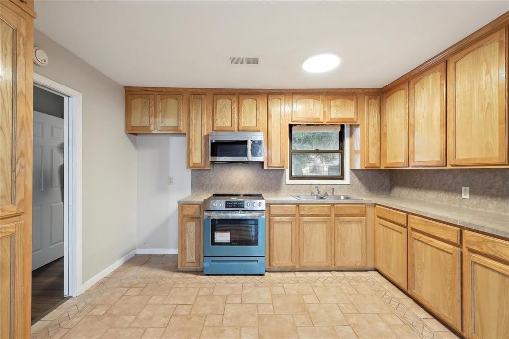 623 S 8th Street, Nederland, Texas image 16