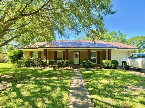 Photo of 685 West 4th Street St, Groveton, TX 75845 (MLS # 69012253)