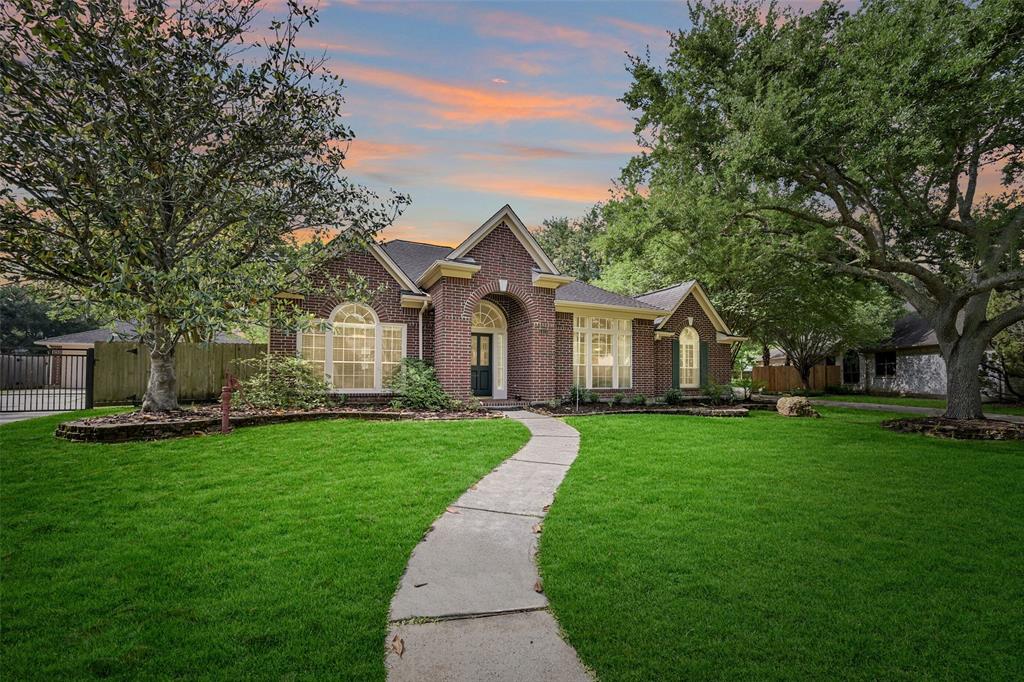 1411 Buttonwood Drive, Friendswood, Texas image 1