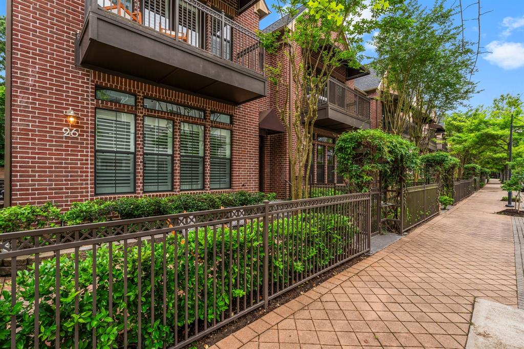 26 Riva Row, The Woodlands, Texas image 2