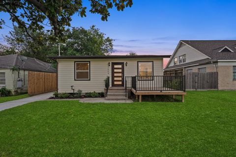Photo of 1404 Des Jardines Street, Houston, TX 77023 (MLS # 18077887)