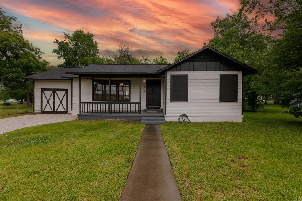 208 W Jefferson Street, Trinity, Texas image 1