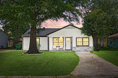 Photo of 2915 Robertson Street, Houston, TX 77009 (MLS # 65605689) Photo of 2915 Robertson Street, Houston, TX 77009 (MLS # 65605689)