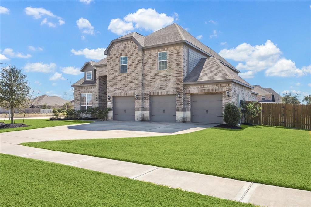 2718 Emerald Pines Lane, Iowa Colony, Texas image 2