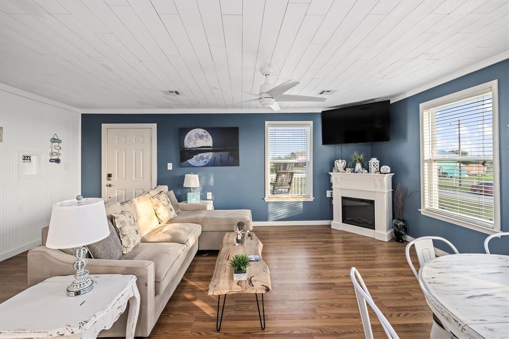 1120 N Monkhouse Drive, Crystal Beach, Texas image 4