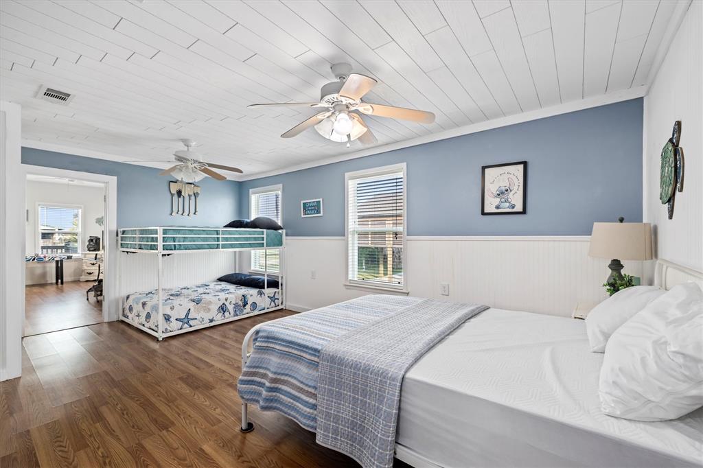 1120 N Monkhouse Drive, Crystal Beach, Texas image 12