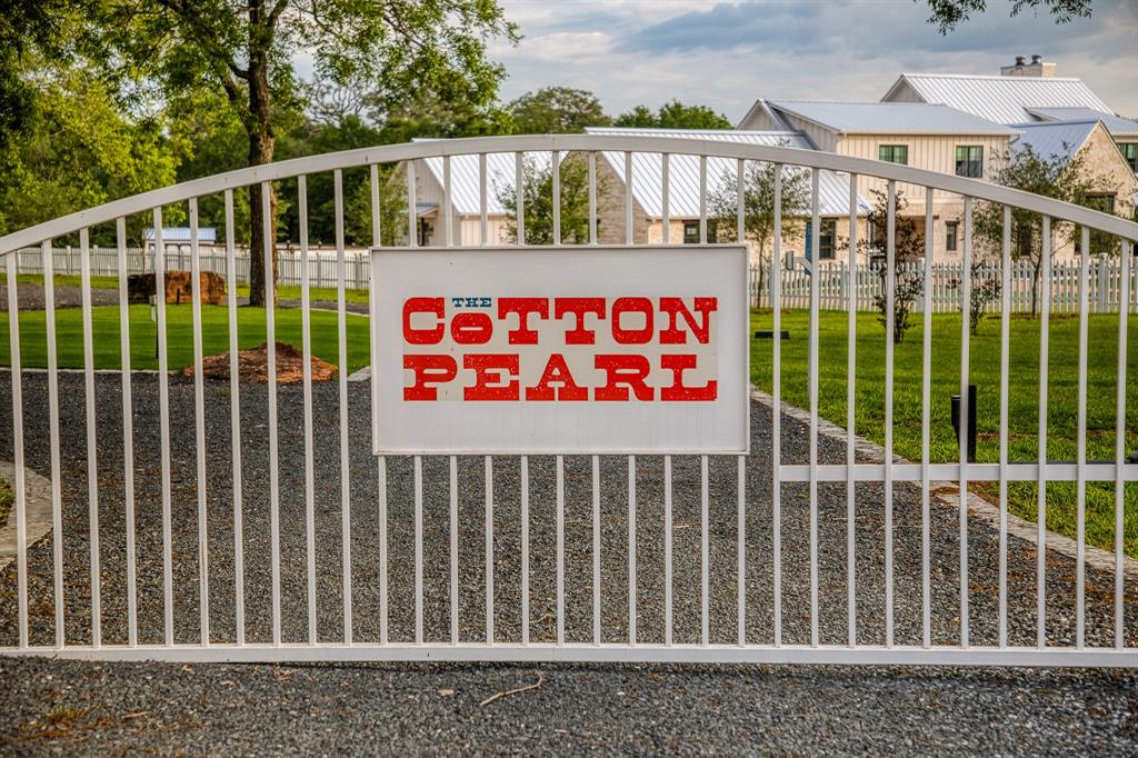 property-search 1 404 N Live Oak Street