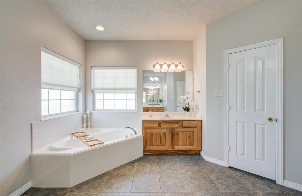 9910 Palm Drive, Mont Belvieu, Texas image 25