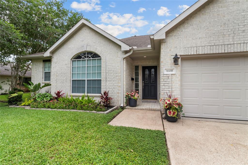 1608 Lark Street, Alvin, Texas image 1