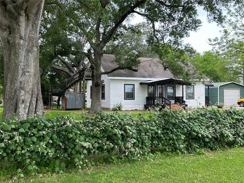 Single Family Residence in Winnie TX 620 1st Street.jpg