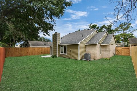 Single Family Residence in Houston TX 3227 Westwick Drive 41.jpg