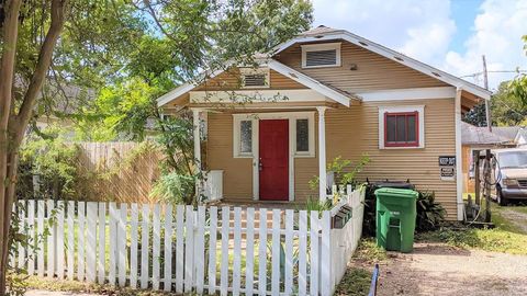 Photo of 1109 Walton Street, Houston, TX 77009 (MLS # 80802333)