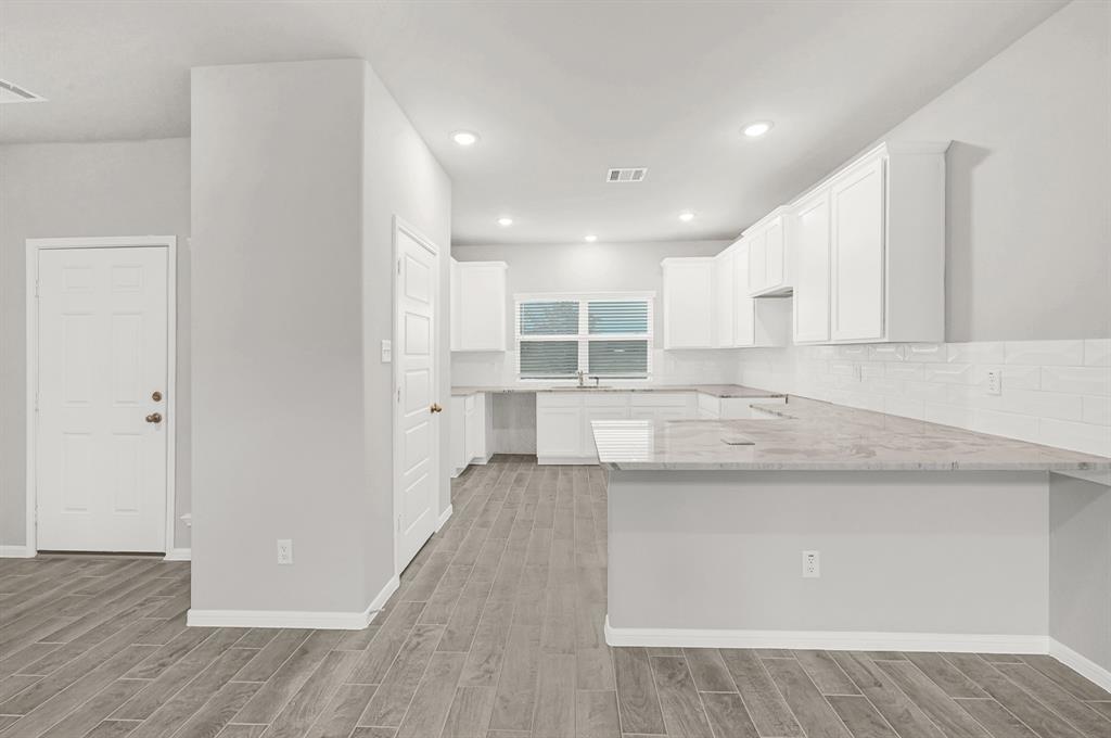 2134 Sanders Brook Drive, Baytown, Texas image 3