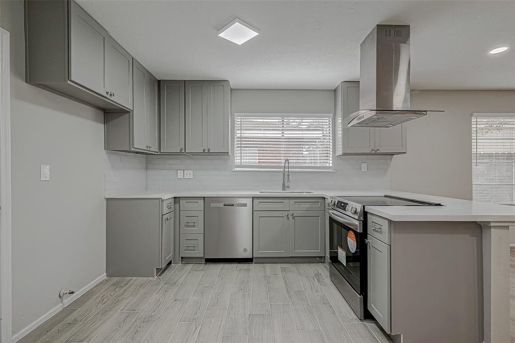 7546 Bubbling Spring Lane, Houston, Texas image 7